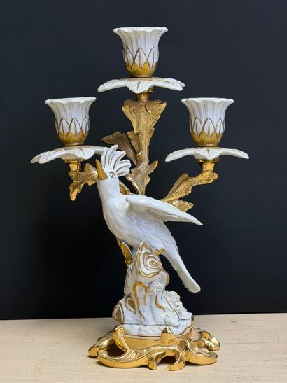 Bougeoir à trois lumières en porcelaine et...