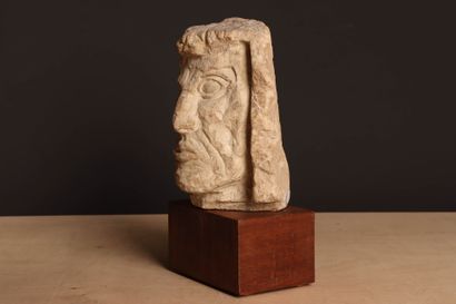 Tête en pierre sur socle bois. 
H. :27 cm....
