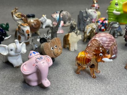 Collection d'éléphants en pierre, verre,...