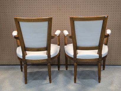 Paire de fauteuils cabriolets de style Louis...