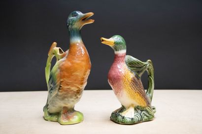 Deux pichets canards en faïence. 
H. :26...