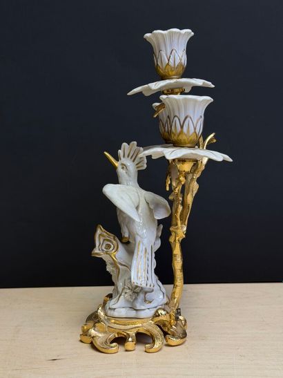 Bougeoir à trois lumières en porcelaine et...