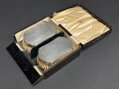Coffret de deux brosses monture en argent...