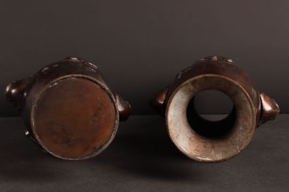 JAPON vers 1900 
Paire de vases en bronze...