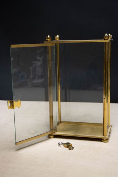 Petite vitrine en verre et laiton. 
34 x...