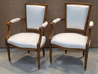 Paire de fauteuils cabriolets de style Louis...