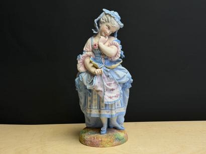 Jeune fille. 
Sculpture en résine. 
H. :42...