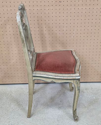 Paire de chaises en bois sculpté laqué.
Style...