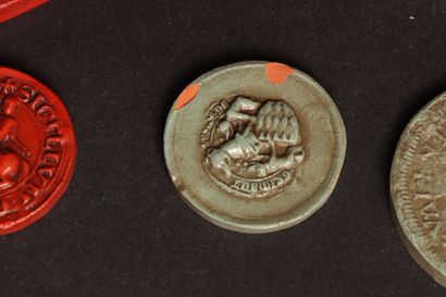 Lot de médailles en bronze et cachets en...