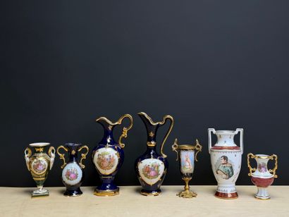 Lot de porcelaines comprenant deux pichets...