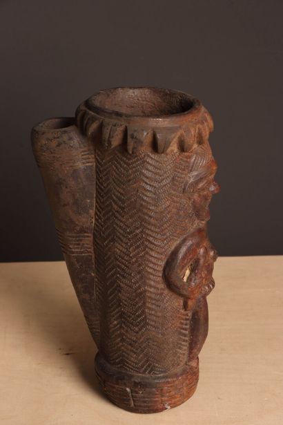 Sujet en terre cuite. 
H. :16 cm. 
accid...