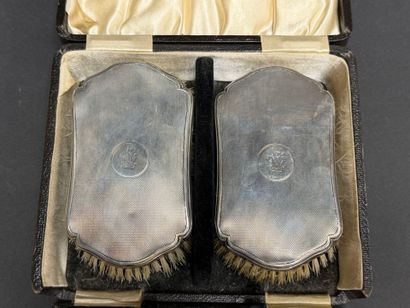 Coffret de deux brosses monture en argent...
