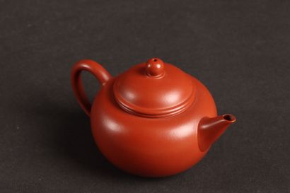 Petite théière en grès de Yixing.
CHINE
H:...