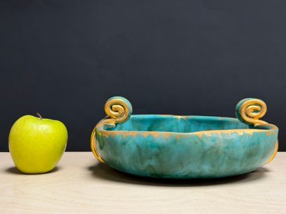 Coupe en céramique émaillée. 
H. :10 cm....