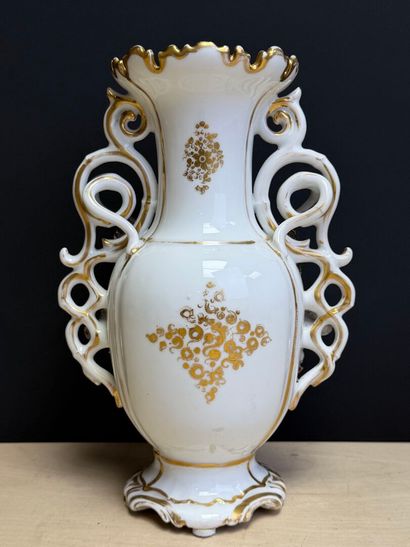 Vase en porcelaine de Paris à décor d'attributs...