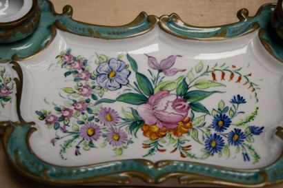 Encrier en porcelaine
7 x 27 x 16 cm.