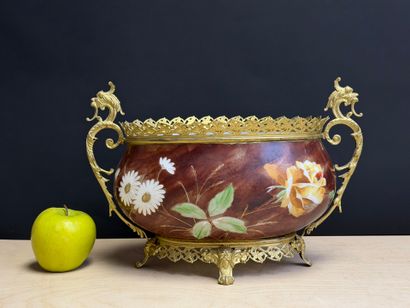 Jardinière en porcelaine monture en régule...