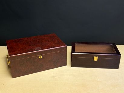 Deux coffrets à cigares en placage de loupe....