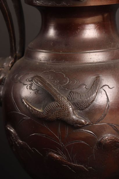 JAPON vers 1900 
Paire de vases en bronze...