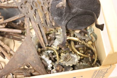 Lot de quincaillerie ancienne et divers:...