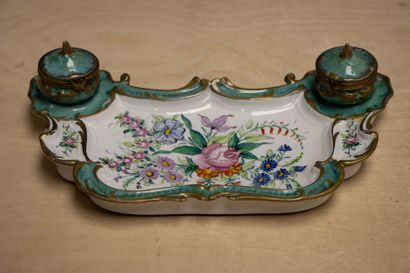 Encrier en porcelaine
7 x 27 x 16 cm.