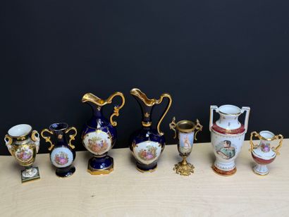 Lot de porcelaines comprenant deux pichets...