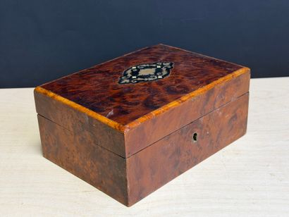 Coffret en placage loupe et marqueterie de...