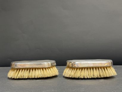 Coffret de deux brosses monture en argent...