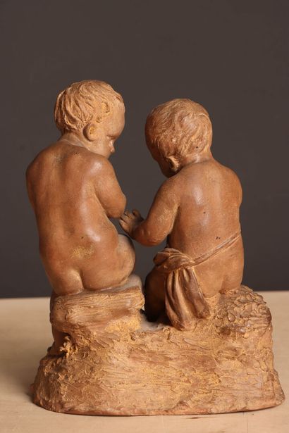 Deu xputti en terre cuite. 
H. :18 cm. 
accident...