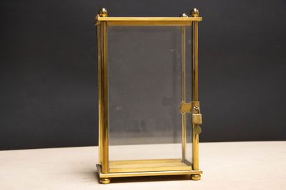 Petite vitrine en verre et laiton. 
34 x...