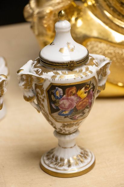 Lot de vases, pots couverts en faïence. 
H....