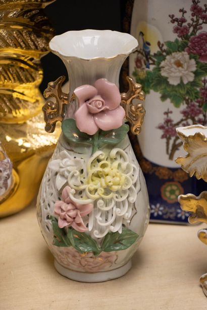 Lot de vases, pots couverts en faïence. 
H....
