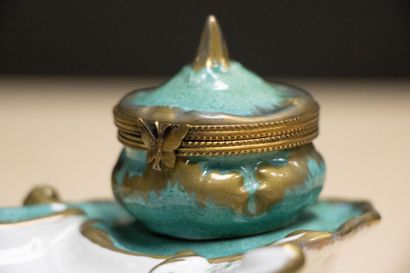 Encrier en porcelaine
7 x 27 x 16 cm.