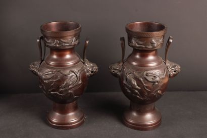 JAPON vers 1900 
Paire de vases en bronze...