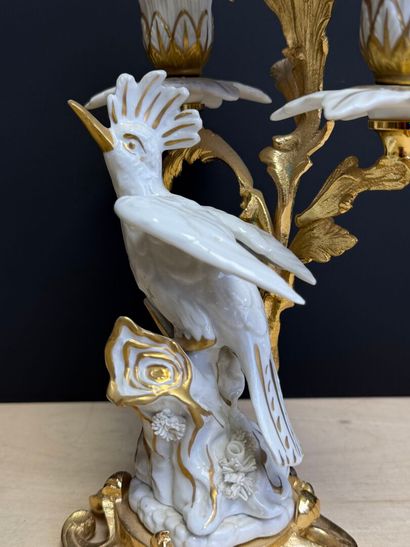 Bougeoir à trois lumières en porcelaine et...