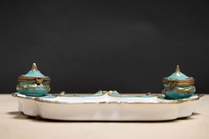 Encrier en porcelaine
7 x 27 x 16 cm.