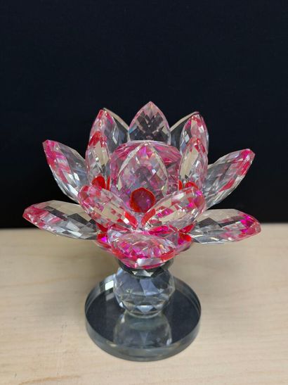 Huit fleurs de lotus en verre taillé. 
H....