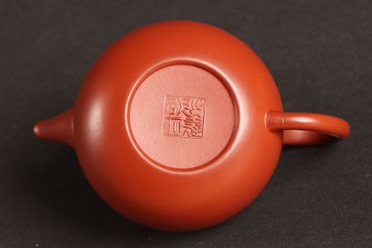 Petite théière en grès de Yixing.
CHINE
H:...
