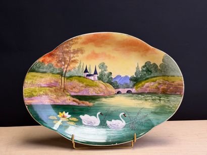 Plat ovale en porcelaine de Limoges à décor...