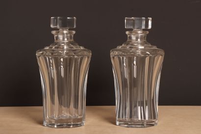 Paire de carafes en verre. 
H. :22 cm. 
éclat...