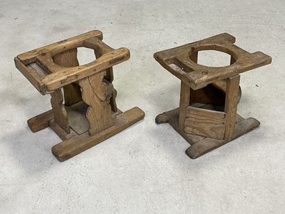 Deux sièges en bois pour enfant,.
Art Populaire...