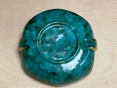 Coupe en céramique émaillée. 
H. :10 cm....