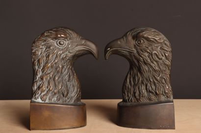Serre livre Tête d'aigle en bronze. 
H. :21...