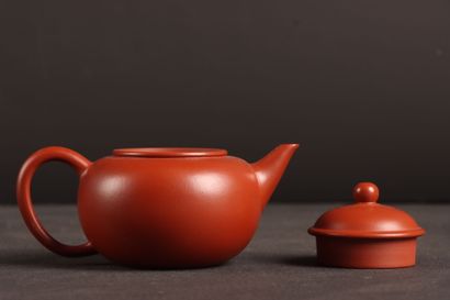 Petite théière en grès de Yixing.
CHINE
H:...