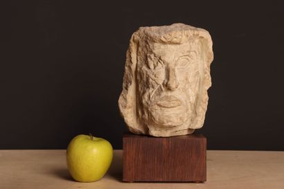 Tête en pierre sur socle bois. 
H. :27 cm....