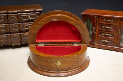 Mobiliers de poupée et coffret à bijoux....
