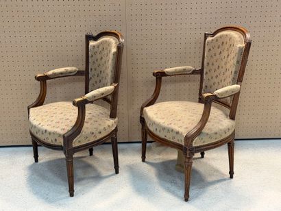 Paire de fauteuils chapeau de gendarme.
Un...