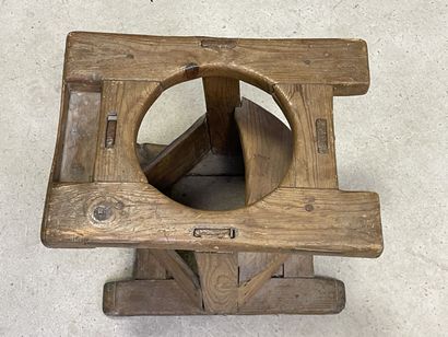 Deux sièges en bois pour enfant,.
Art Populaire...