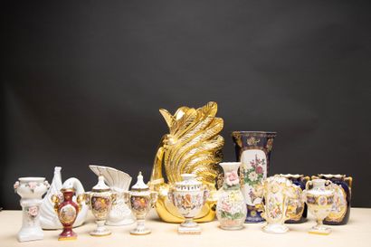 Lot de vases, pots couverts en faïence. 
H....