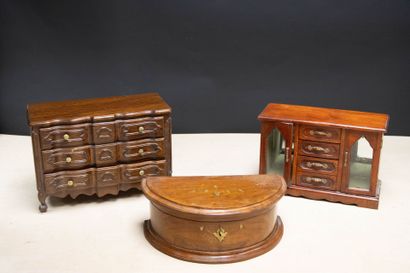 Mobiliers de poupée et coffret à bijoux....